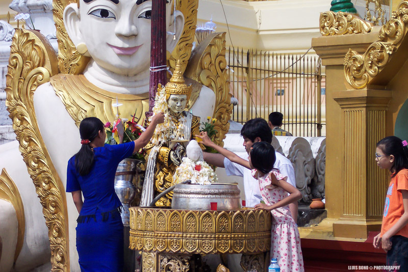 Ofrena a Buda a Yangon, Myanmar
