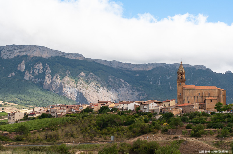 Esglèsia i muntanyes en un poble de la Rioja Alabesa