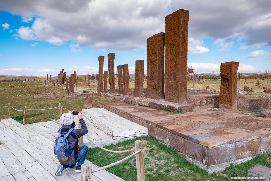 Núria fotografiant les tombes seljúcides
