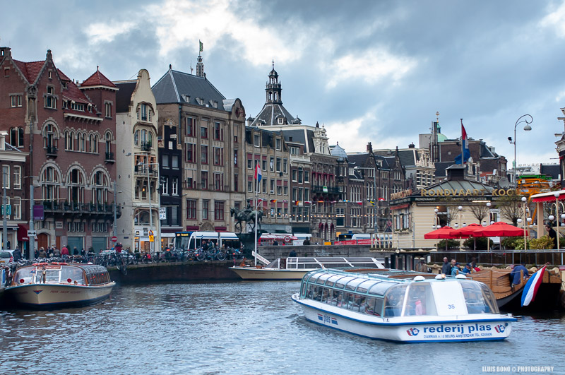 Barca per un canal a Amsterdam